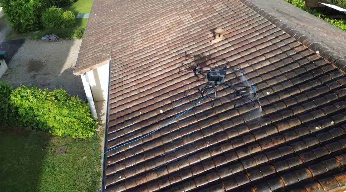 Toiture en tuiles avec drone, avant traitement